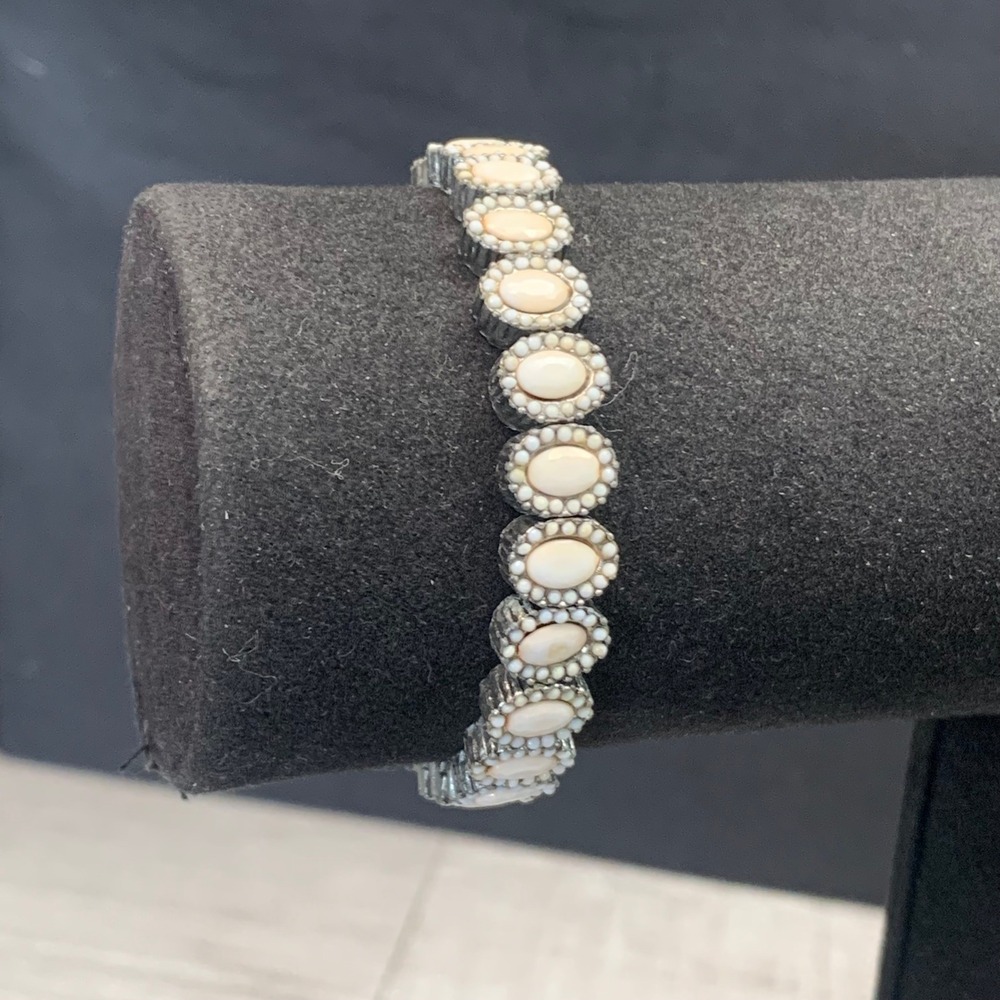 Vintage Style Cream Faux Cabochon Seed Bead Stretch Bracelet Silver Tone 5357